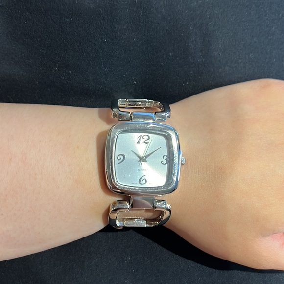 Akribos XXIV women’s watch set with matching watch box - Picture 2 of 5